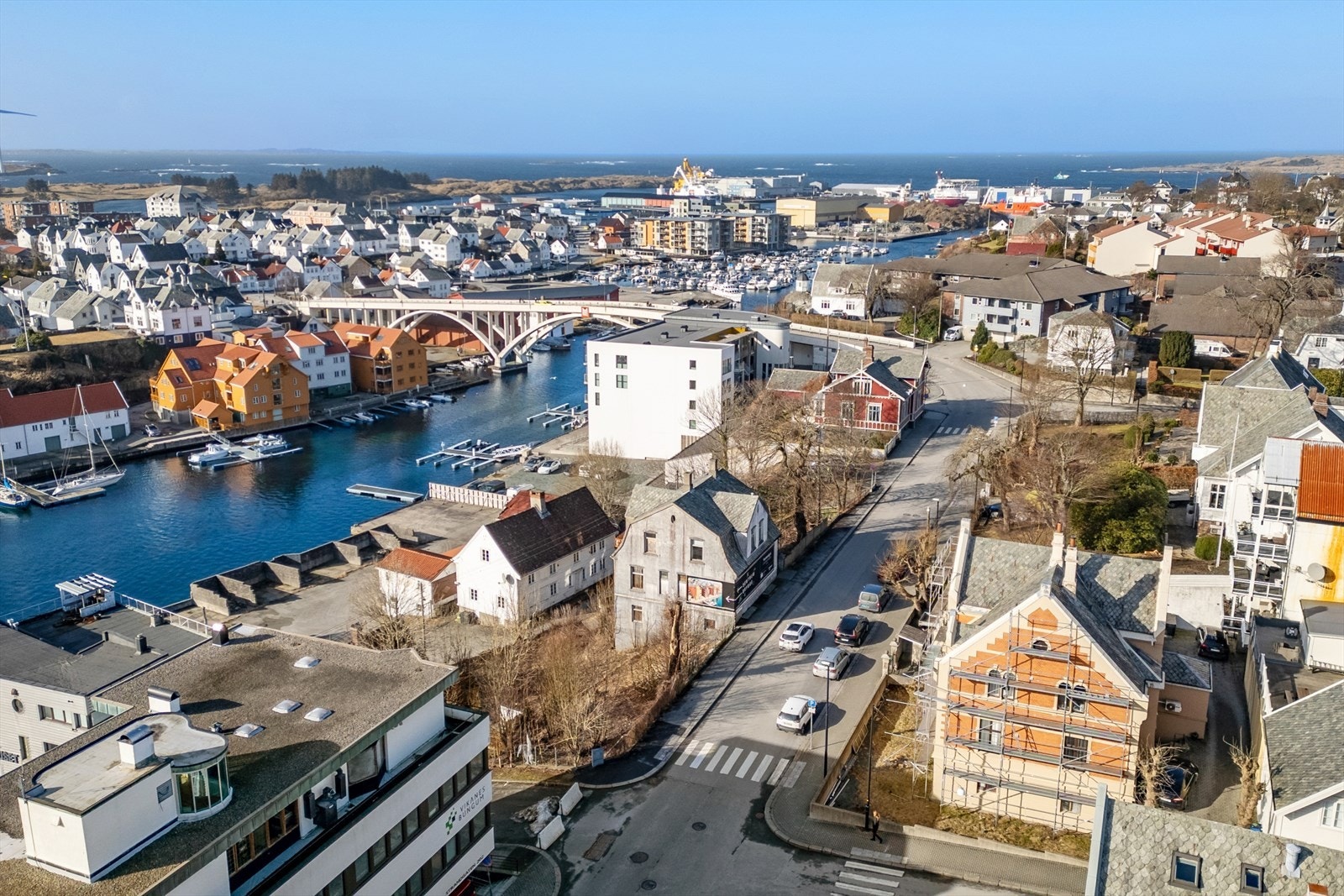 Flere skoler for ulike alderstrinn, som Hauge skole og Håvåsen skole, ligger i nærheten. Galleribilde