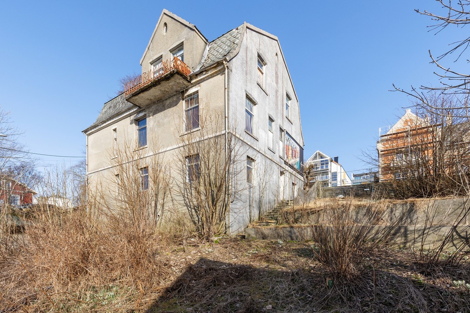 Eiendommen ligger på en skrånende tomt på ca. 866 m². Galleribilde