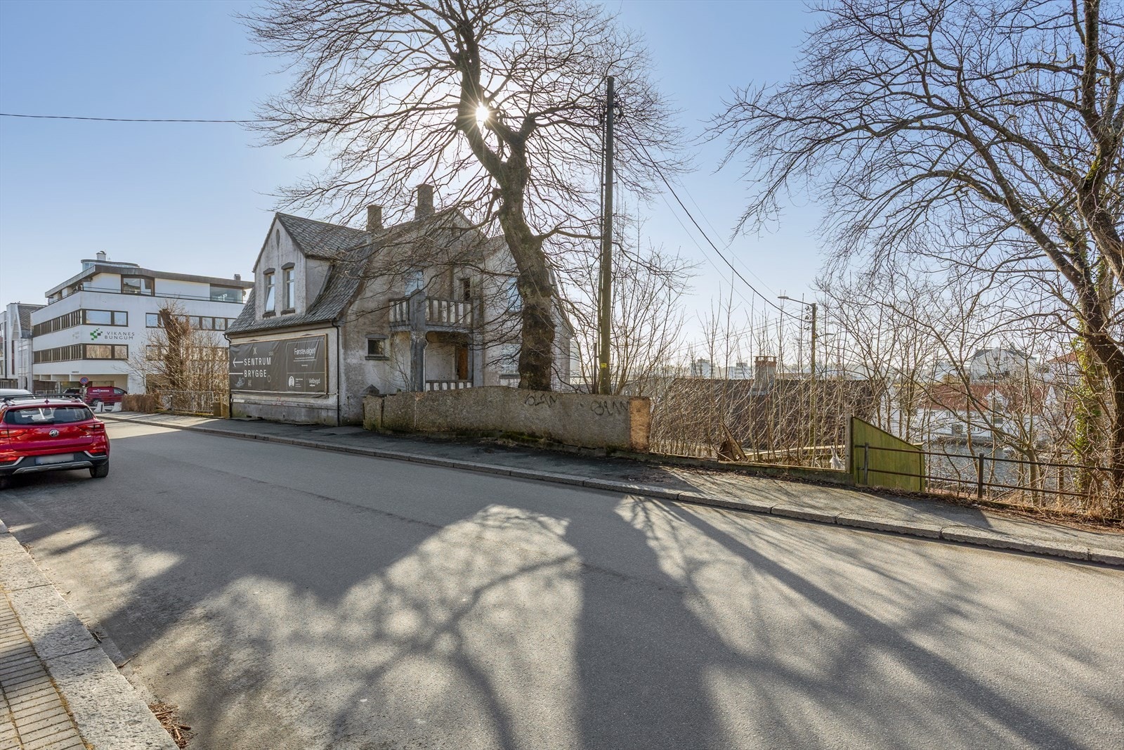 Eiendommen er plassert i et område preget av en blanding av blokkbebyggelse og eldre eneboliger. Galleribilde