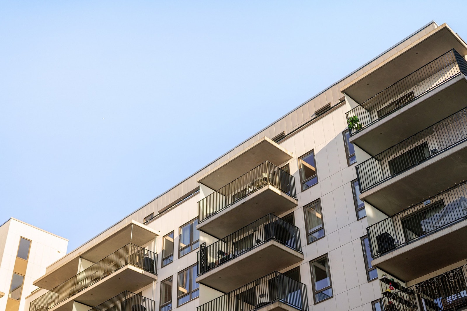 Selgers ord: "Det har vært fantastisk å bo i denne lune perlen av en leilighet på Ensjø. Området er stille, sentralt, trygt og har alt man trenger i en armlengdes avstand." Galleribilde