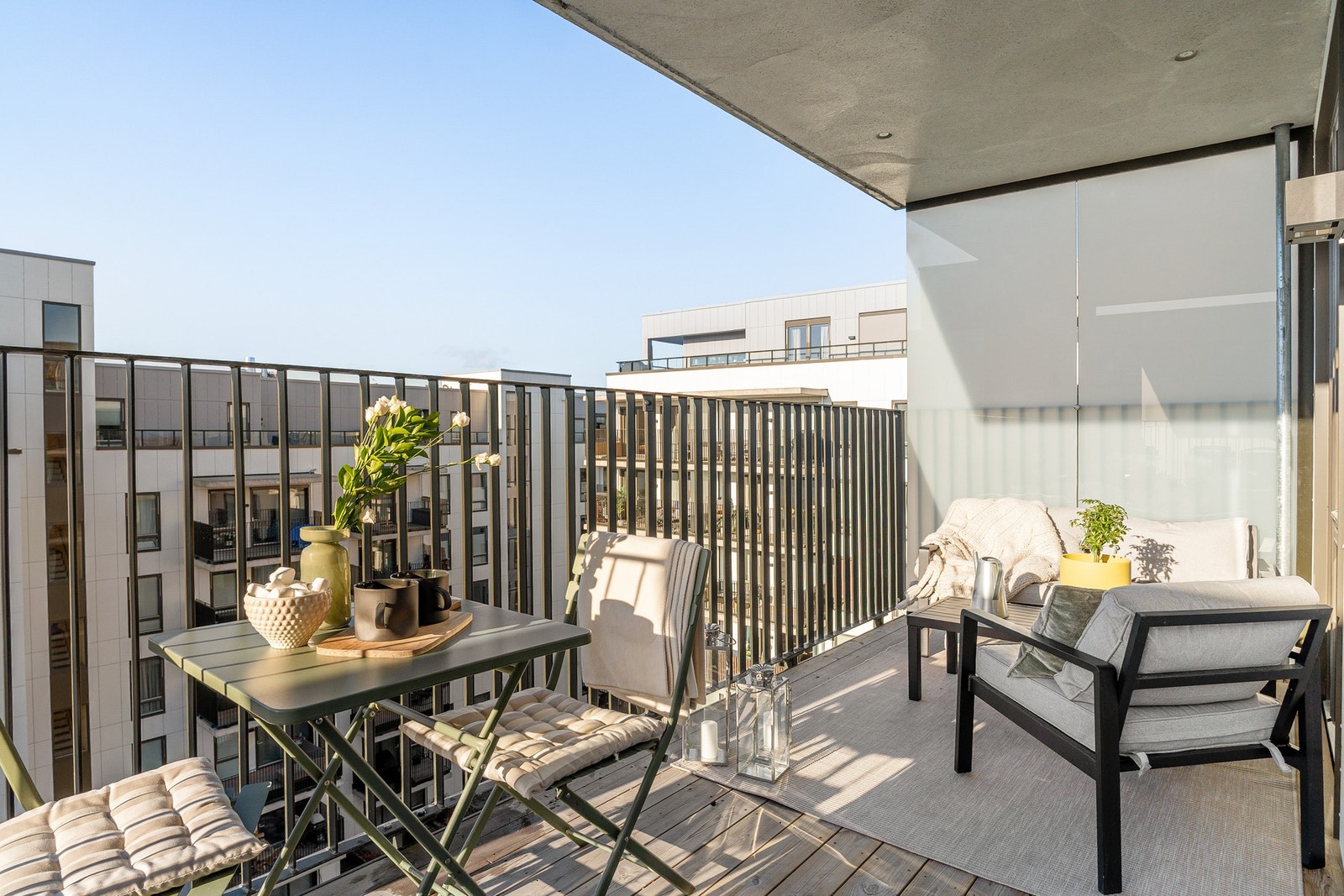 Optimal intern beliggenhet i 7. etasje, med adkomst via heis. Boligen ligger på "solsiden" og vender mot vest. Galleribilde