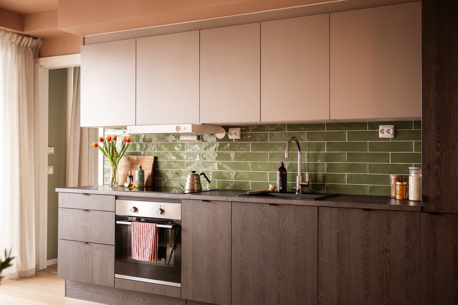 Selgers ord: "Leiligheten har en helt spesiell varme, særlig de grønne flisene på kjøkkenet som gir så mye personlighet og sjel." Galleribilde