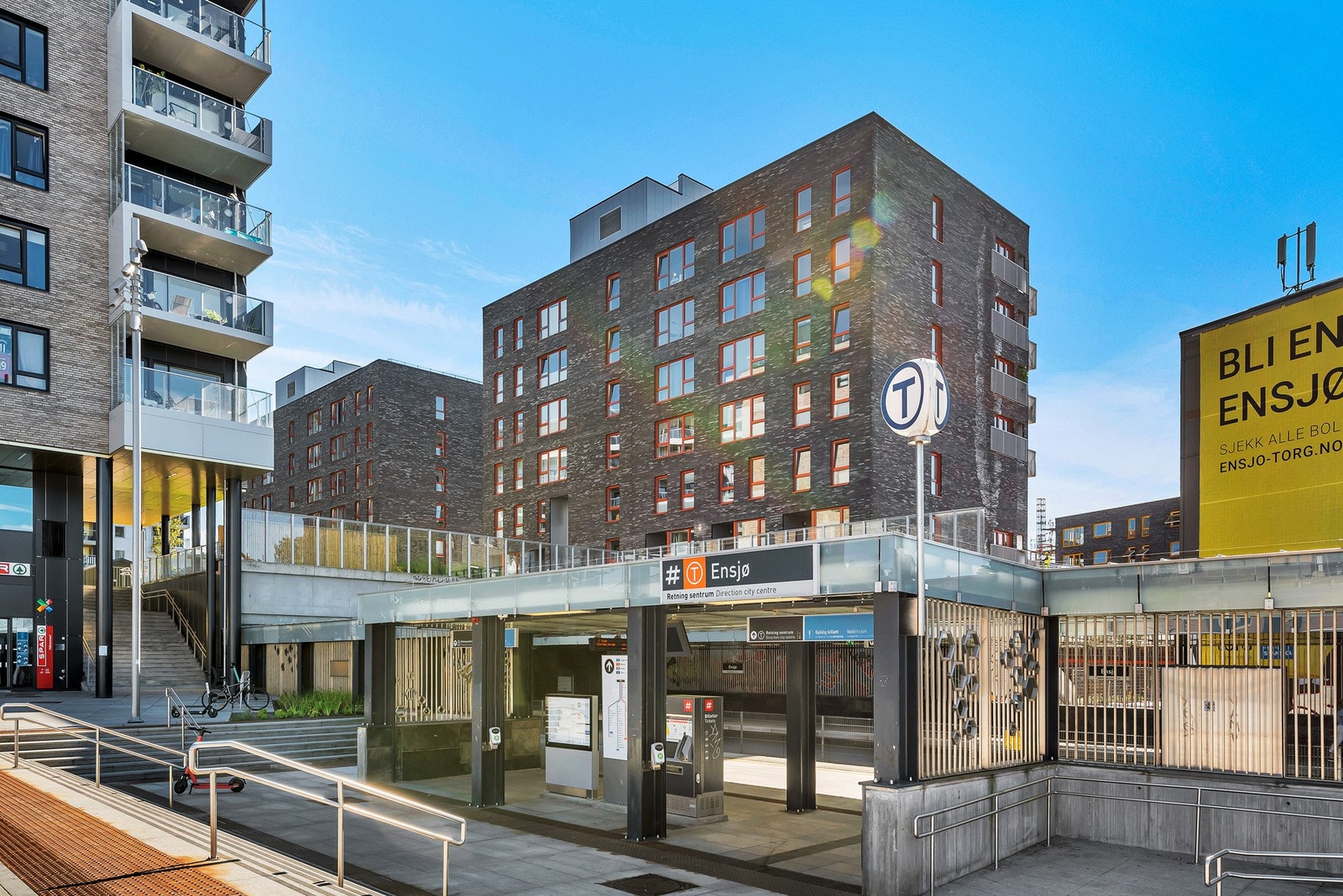 Fra boligen er det kort vei til Oslo sentrum, med kun noen få minutters gange til Ensjø T-banestasjon. Herfra går T-banen hyppig, og du bruker bare få minutter inn til sentrum Galleribilde