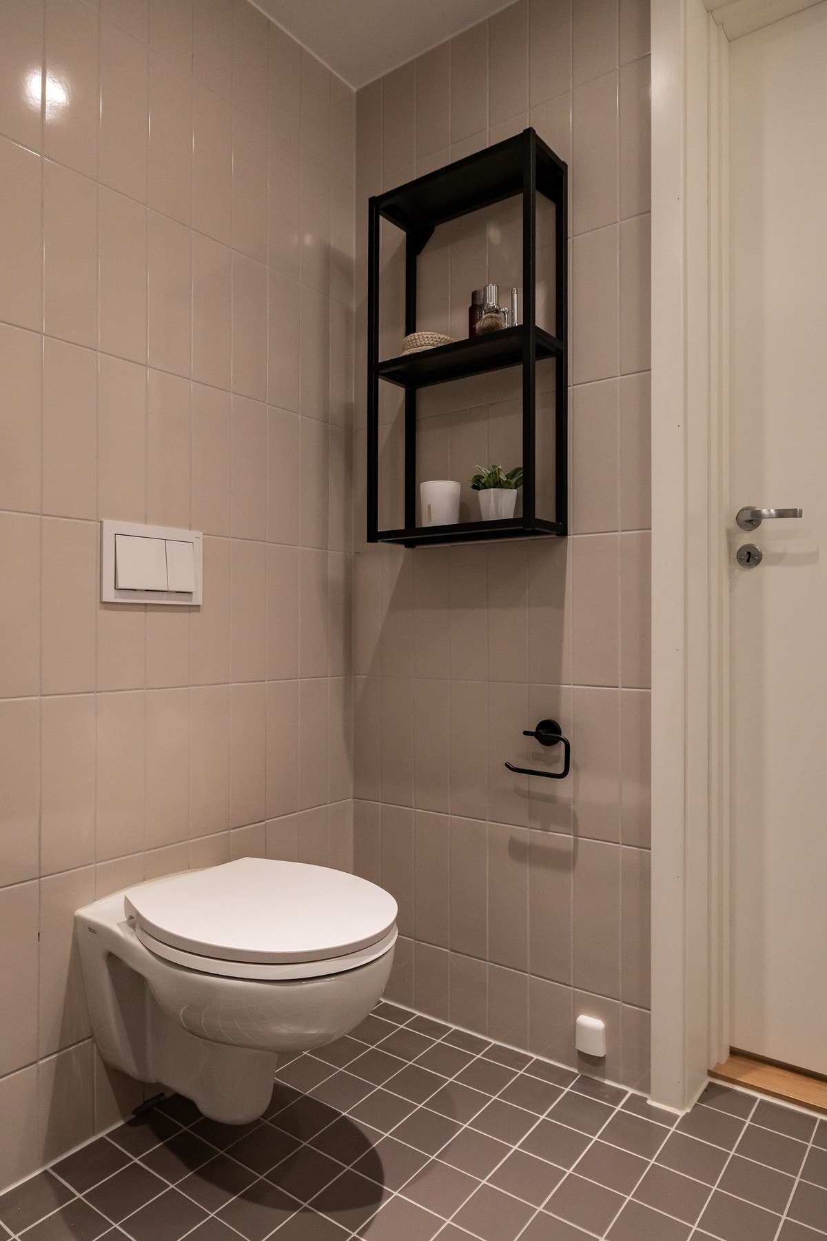 Det er opplegg for vaskemaskin / tørketrommel. Ventilasjonen er tilknyttet det balanserte anlegget som sikrer god luftkvalitet. Galleribilde