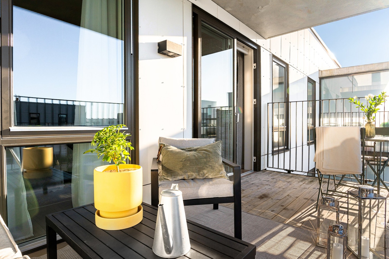 Balkongen er hele 9 m² og har god plass til ulikt møblement og grill. Det er utelys og strømuttak. Galleribilde