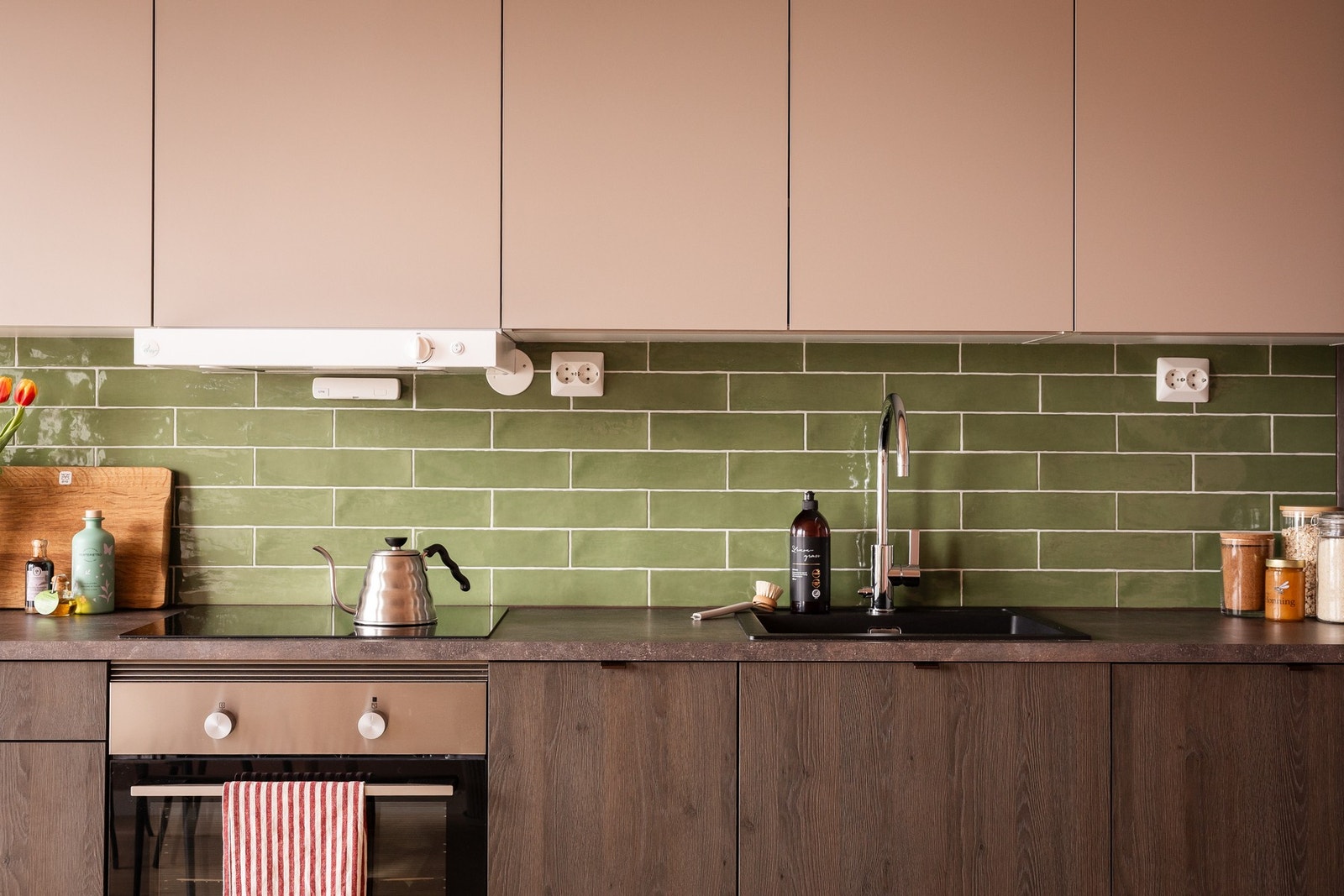 Påkostet kjøkken fra HTH. Integrert komfyr med induksjonsplatetopp, oppvaskmaskin og kjøle-/frys. Avtrekk via balansert ventilasjon. Galleribilde