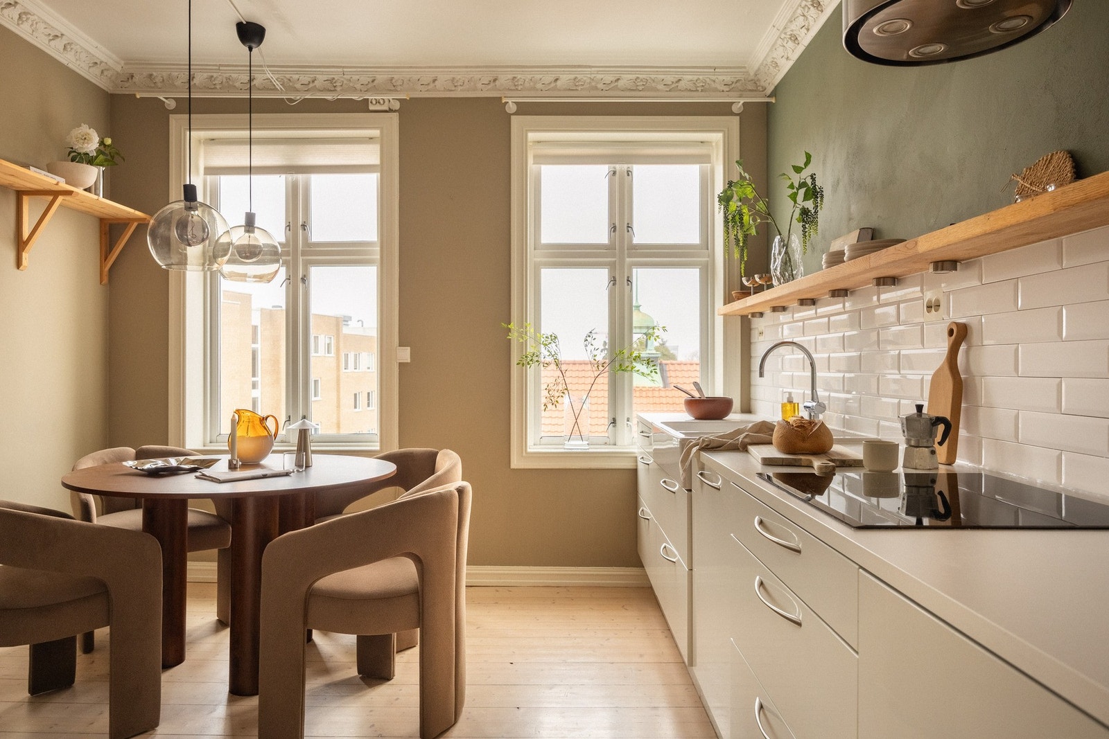 Kjøkken med adkomst fra entré. Galleribilde