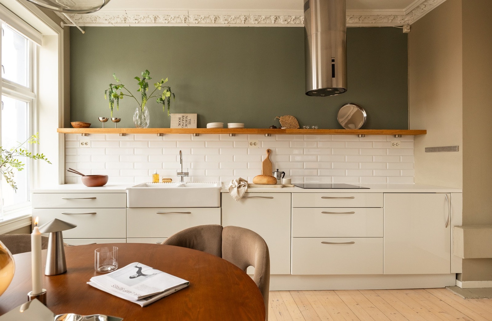 Dette er et sosialt og luftig kjøkken med gode og praktiske løsninger. Galleribilde