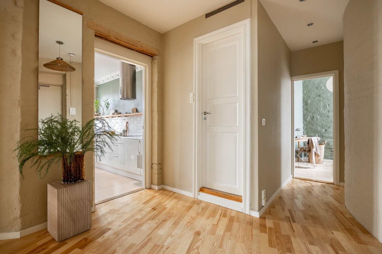 Stor og romslig entré som binder leiligheten sammen. Galleribilde