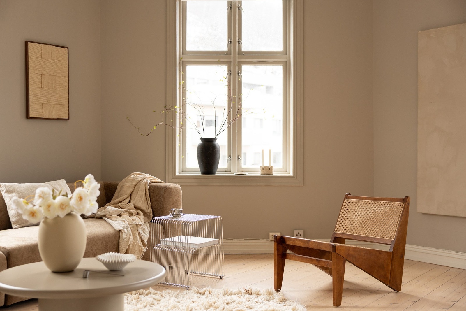 Stuen kan enkelt møbleres med både sofa- og spiseseksjon. Galleribilde