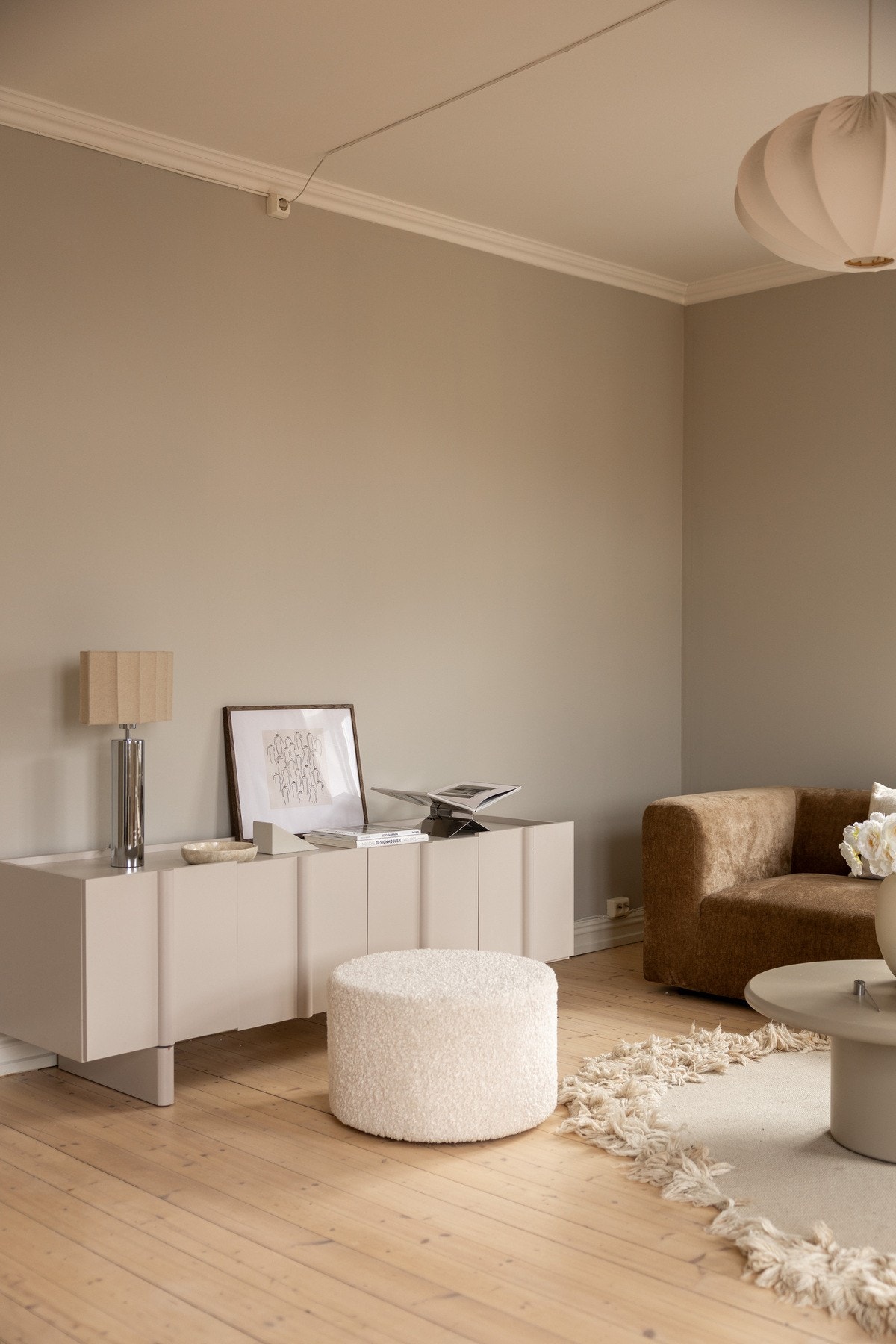 Klassiske detaljer og generøs takhøyde skaper en flott romfølelse. Galleribilde