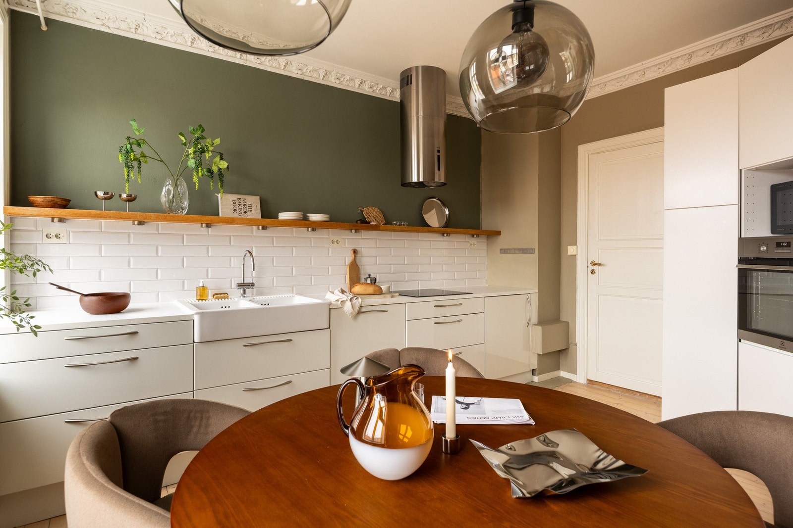 Kjøkkeninnredningen er fra 2017 og har laminat benkeplate med nedfelt oppvaskkum. Galleribilde