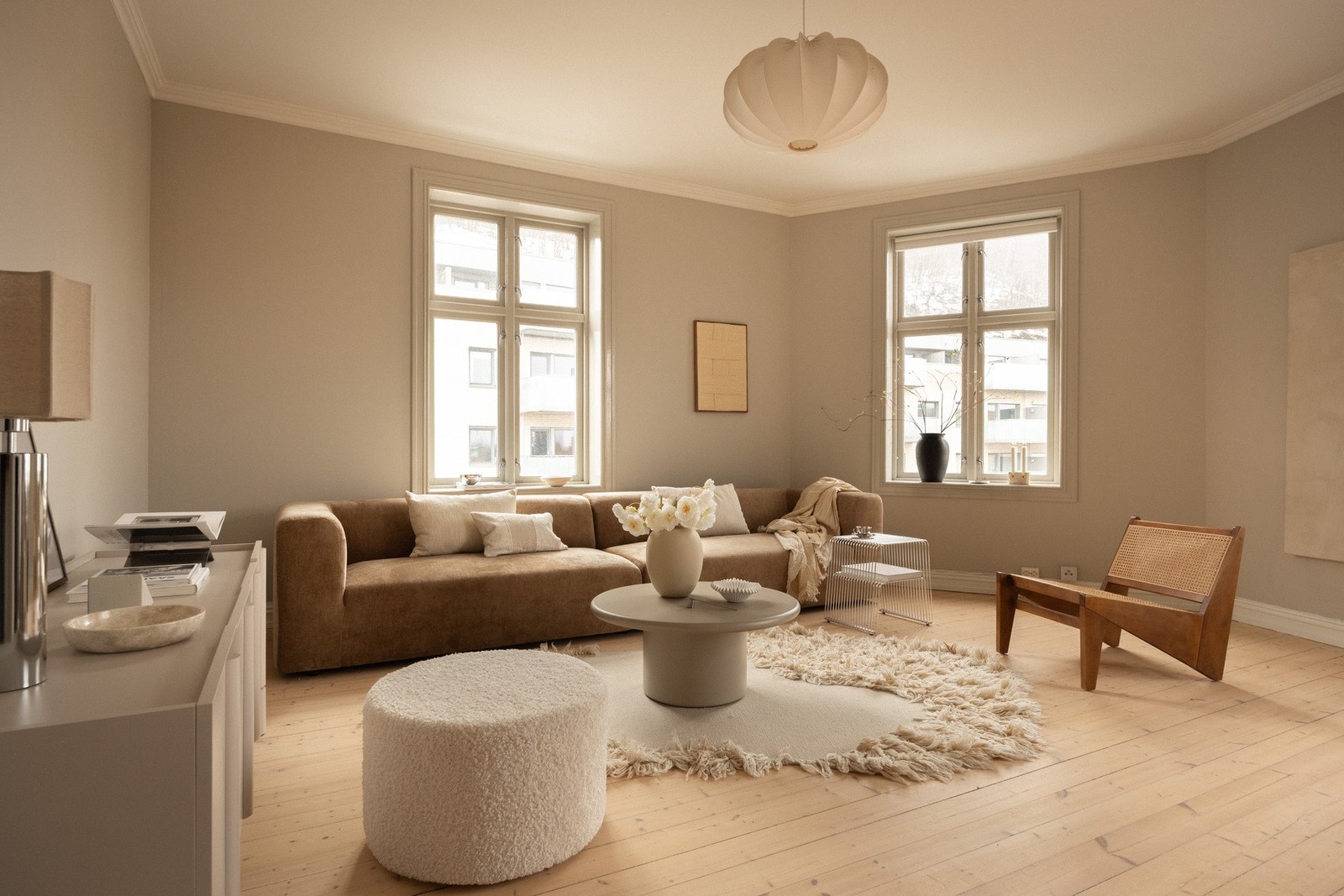 Hjørneleilighet med rikelig naturlig lys fra store vindusflater. Galleribilde