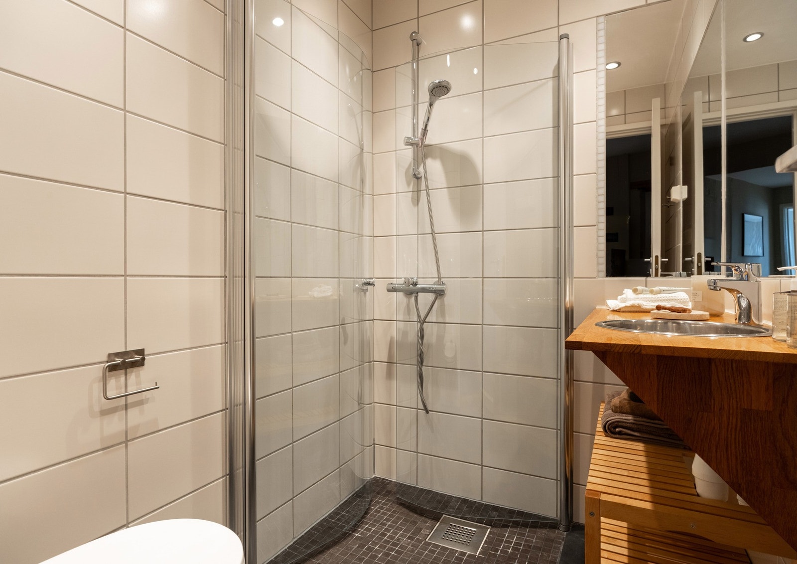 Dusjhjørne med dører. Galleribilde