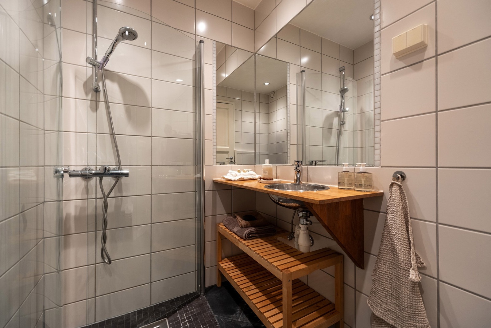 Badet har flislagt gulv med gulvvarme og flislagte vegger. Galleribilde