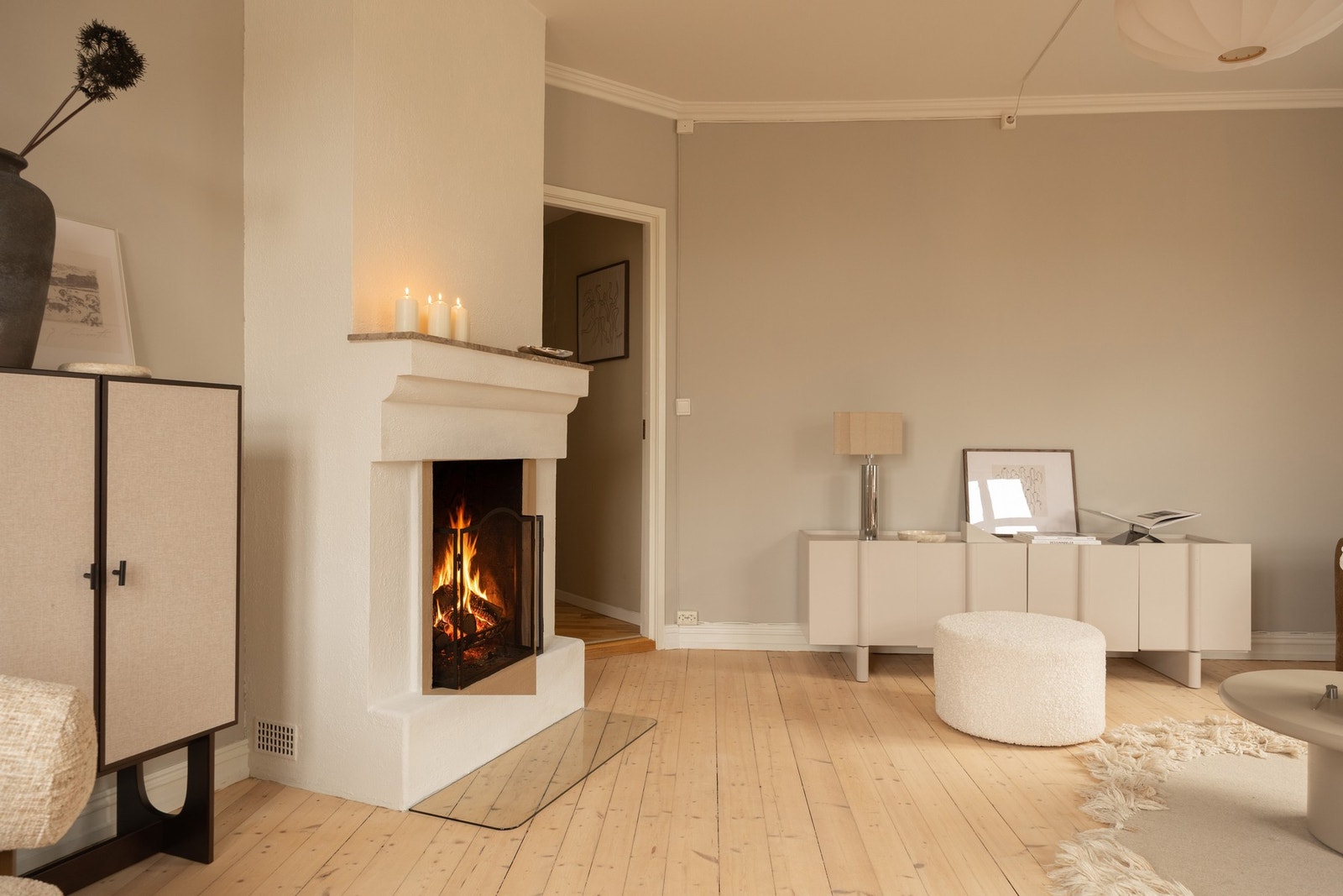 Pen åpen vedovn som gir behagelig varme (pipeløpet ble utbedret i 2021-2022). Galleribilde