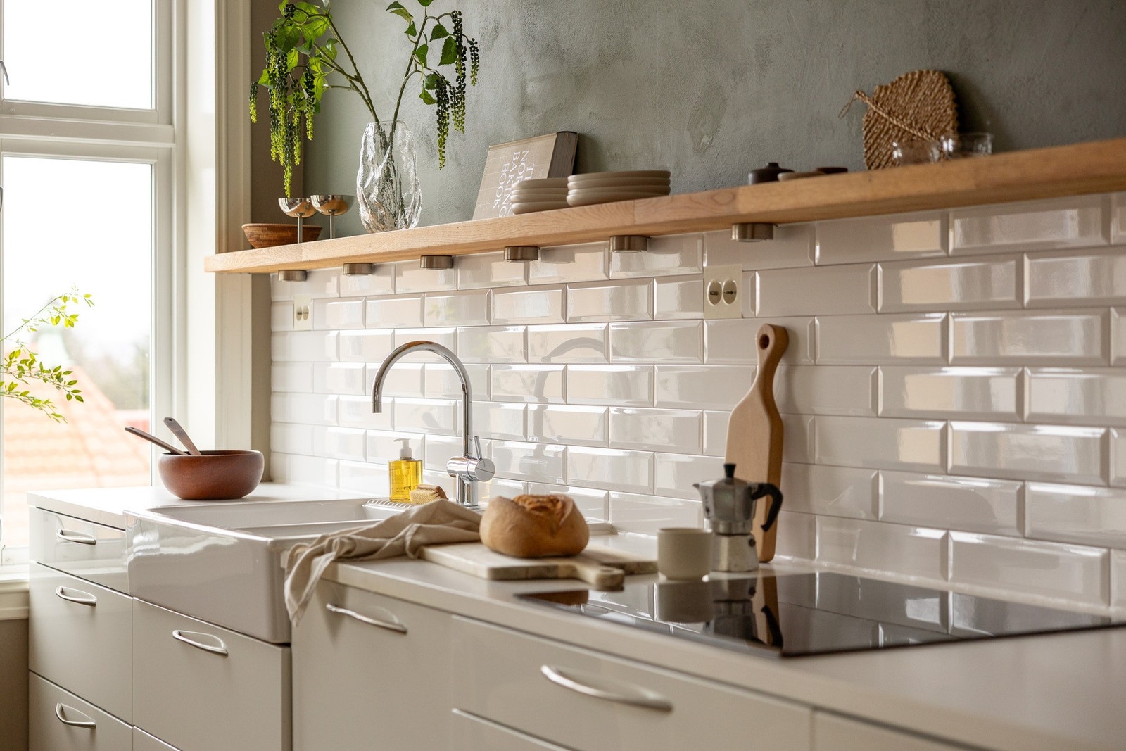 Over benkeplaten er det fliser, benkebelysning og stikkontakter som gir funksjonell arbeidsplass. Galleribilde