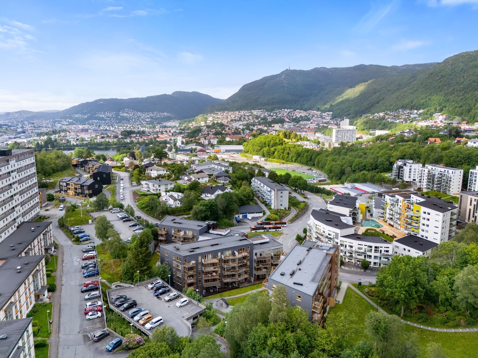For de turglade er det kort vei til populære turområder som Ulriken, Landåsfjellet og Nattlandsfjellet. For kortere spaserturer kan Tveitevannet og Christieparken anbefales. Galleribilde