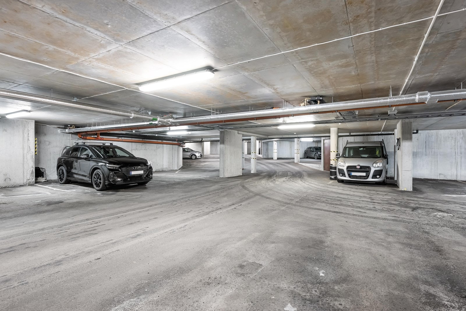 Egen parkeringsplass i felles garasjeanlegg. Galleribilde