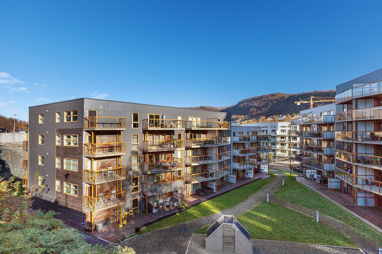 Beliggenheten kombinerer det beste av sentralitet og ro, med et rikt utvalg av friluftsområder, umiddelbar nærhet til gode kollektivtilbud og nødvendige servicetilbud innen kort gangavstand. Galleribilde