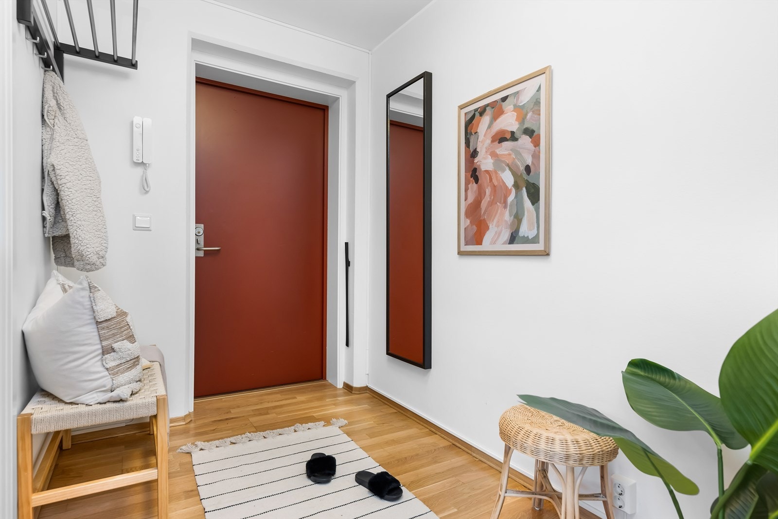 Her er det dørtelefon for betjening av ytterdøren. Galleribilde