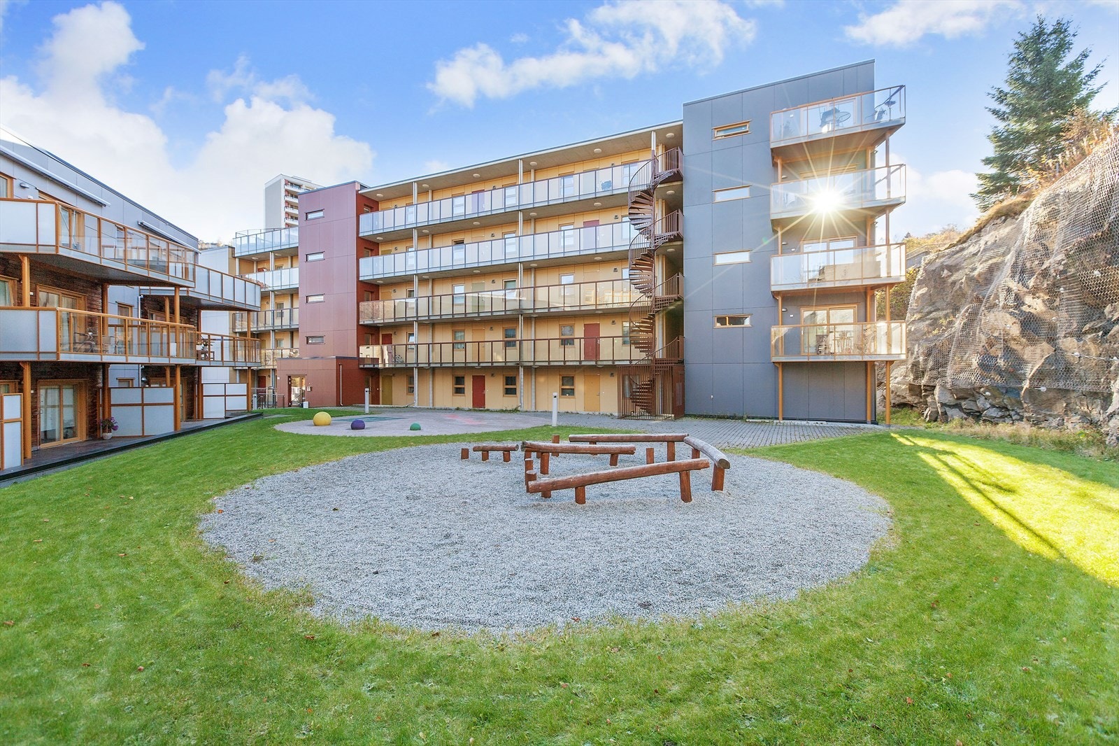 Området mellom bygningene er opparbeidet for å skape et trivelig og innbydende uterom. Galleribilde