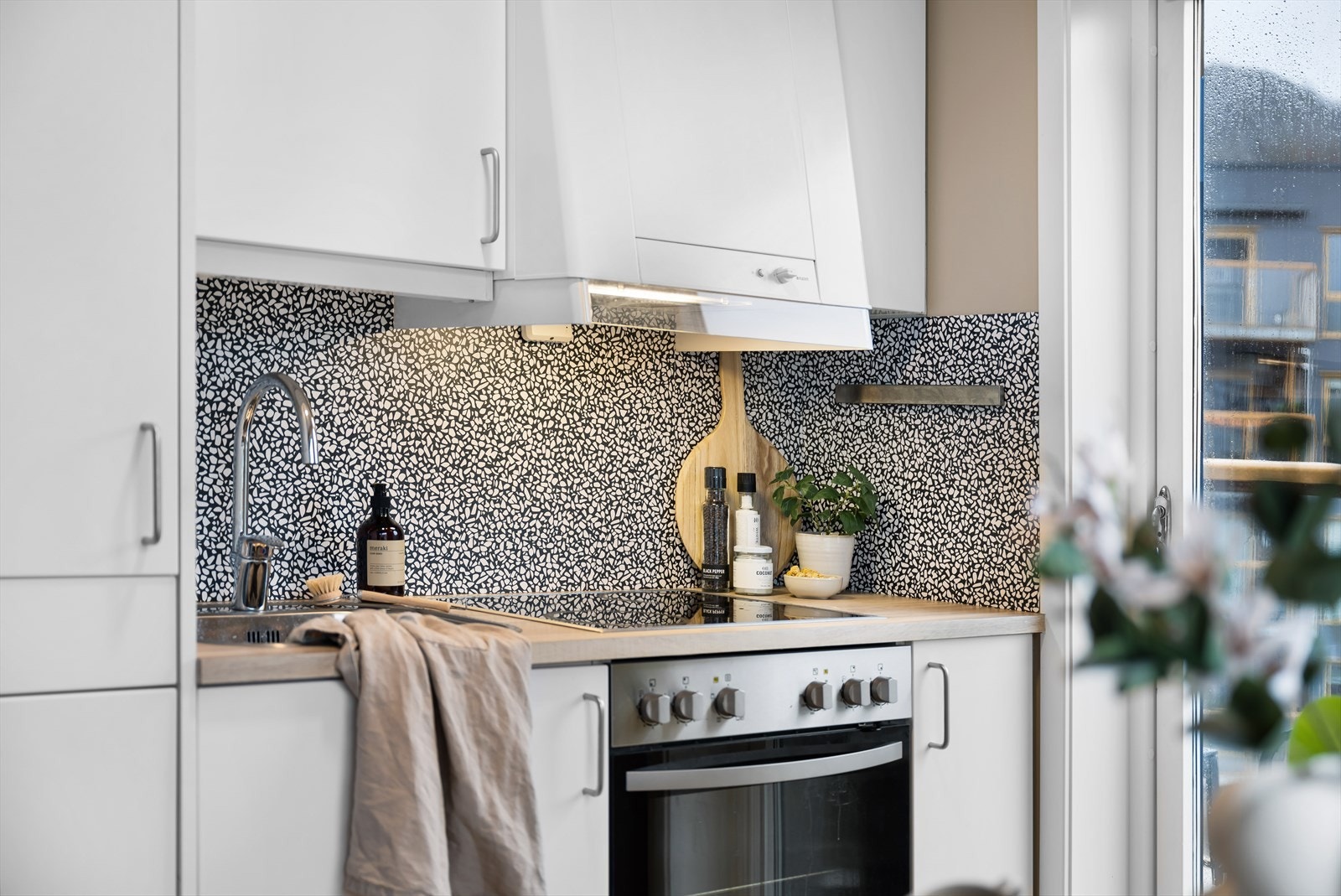 Integrerte hvitevarer som keramisk platetopp, steikeovn og kjøleskap. Galleribilde