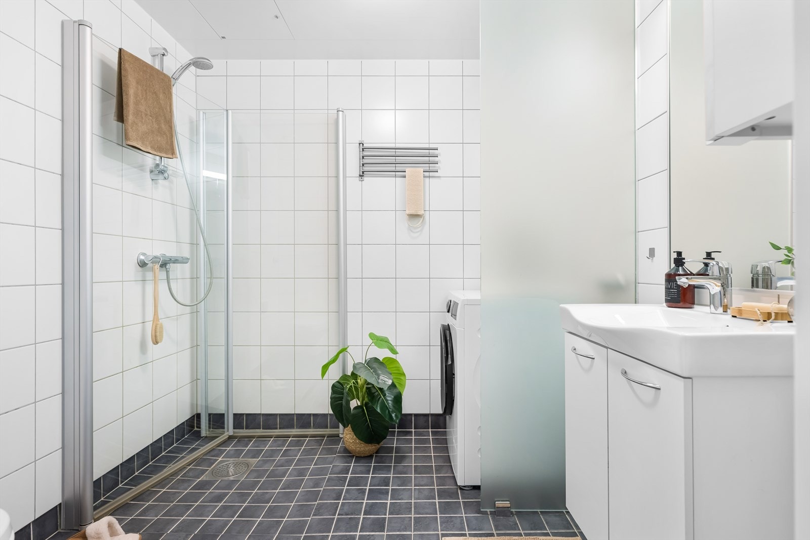 Flott helfliset bad med vannbåren gulvvarme. Galleribilde