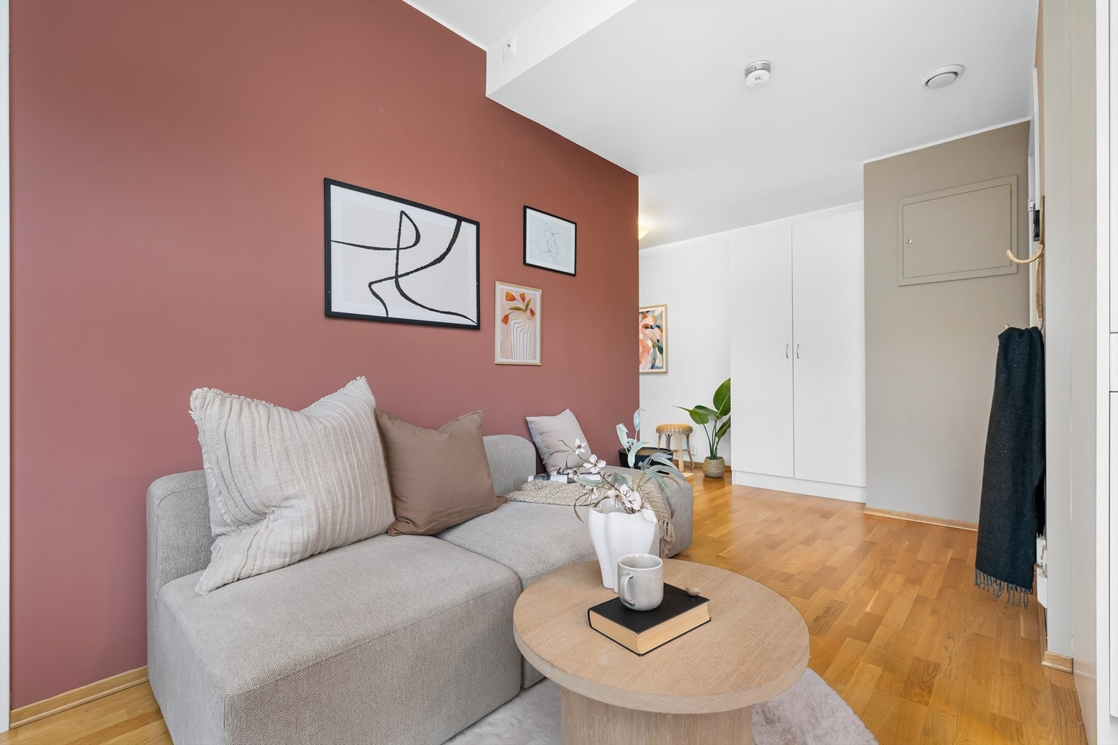 Gulvene er belagt med parkett og veggene er malt i en kombinasjon av tidsriktige farger. Galleribilde