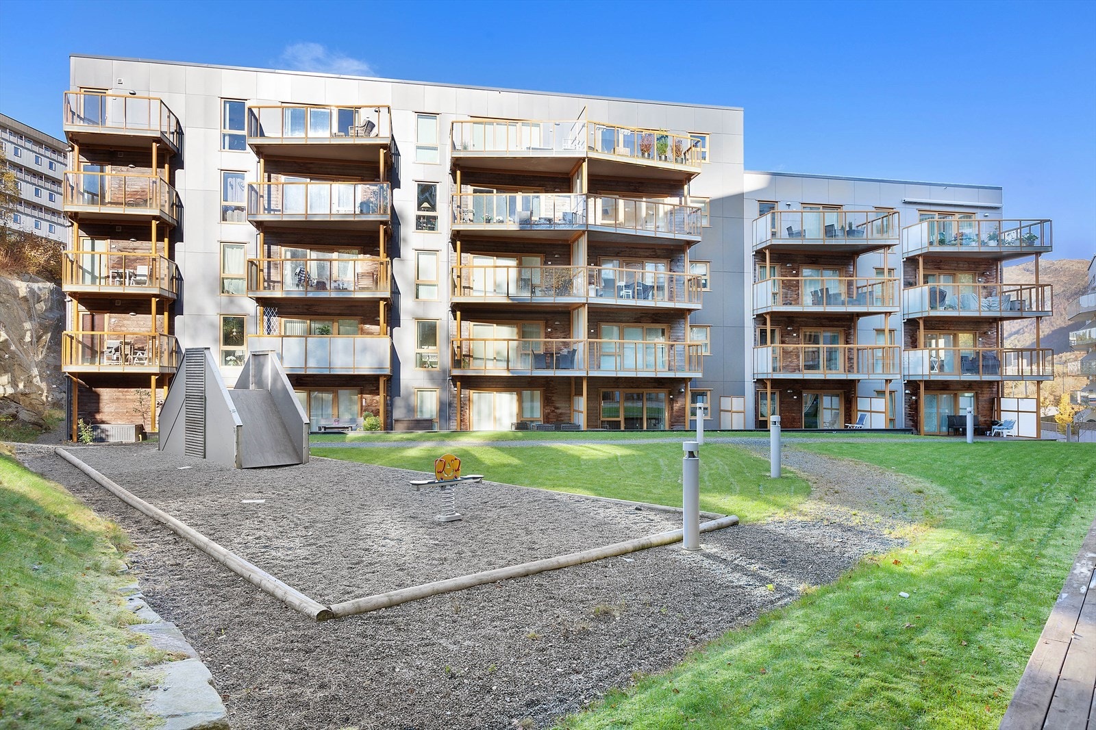 Området har utmerkede kollektivtilbud. Nærmeste bybanestopp er Slettebakken, kun fem minutters gange unna, som gir rask tilgang til Bergen sentrum og videre sørover mot Flesland. Galleribilde