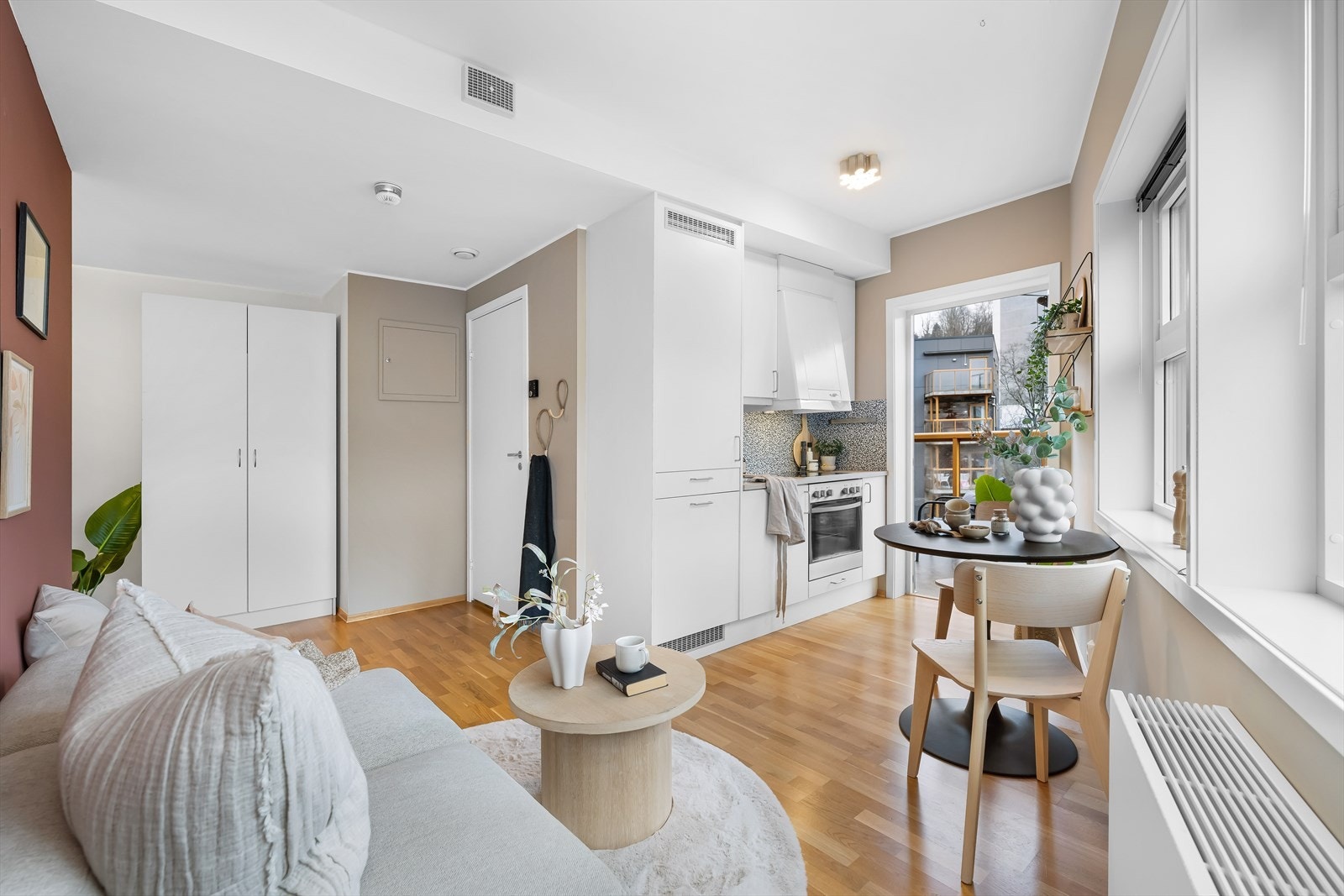 Her er det radiator som gir leiligheten en jevn temperatur året rundt. Galleribilde