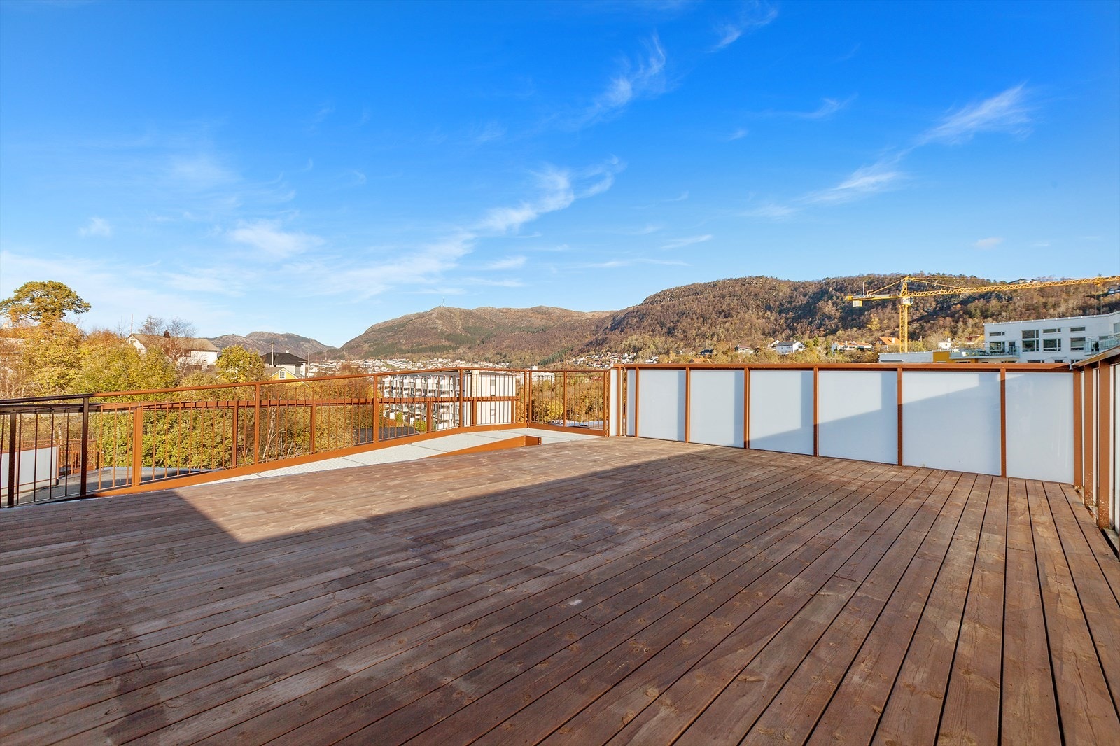Flott felles takterrasse i samme etasje som leiligheten, på motsatt side av bygget. Galleribilde