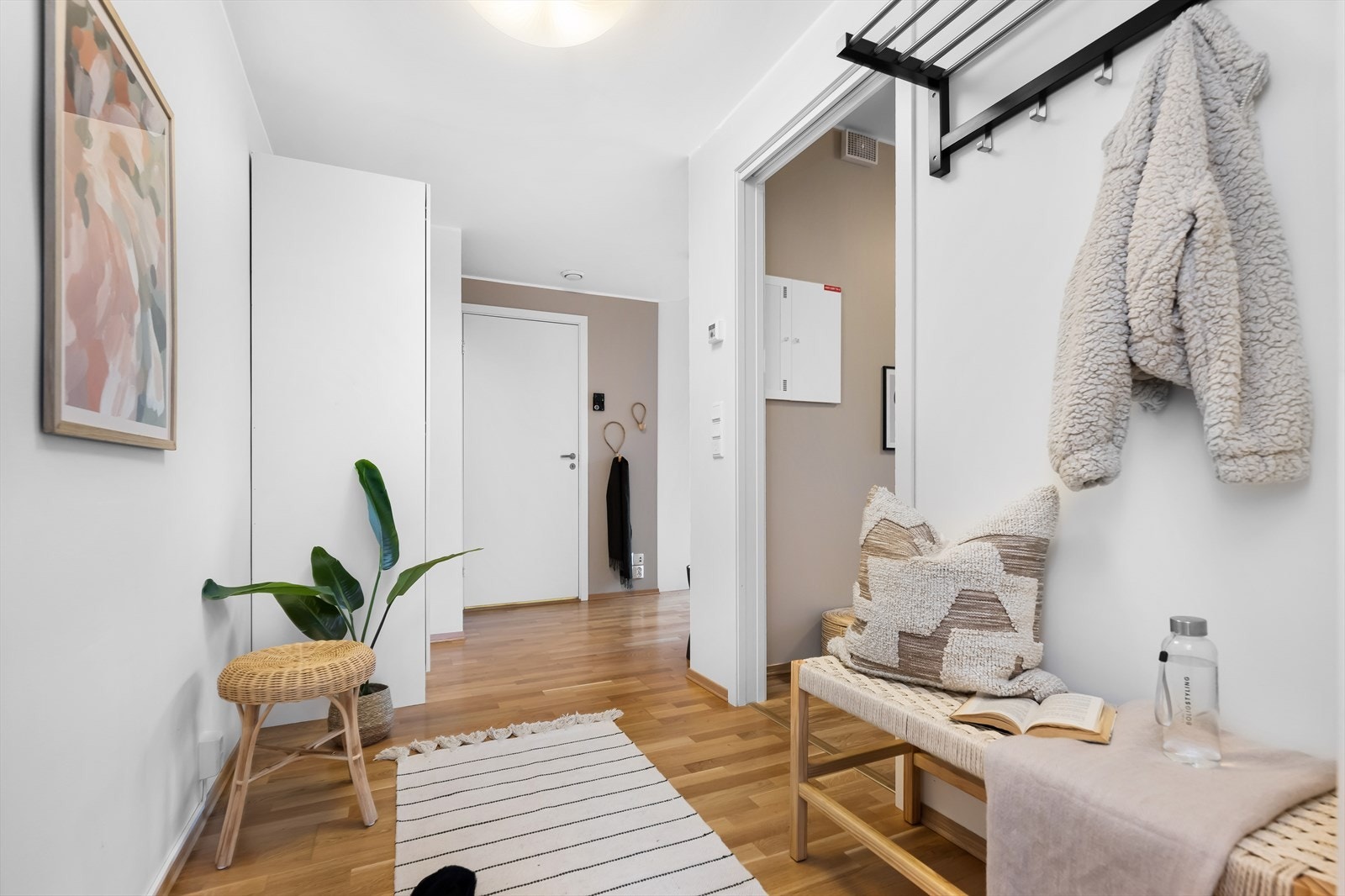 Lys og innbydende entré med plass til oppbevaring av sko og yttertøy. Galleribilde