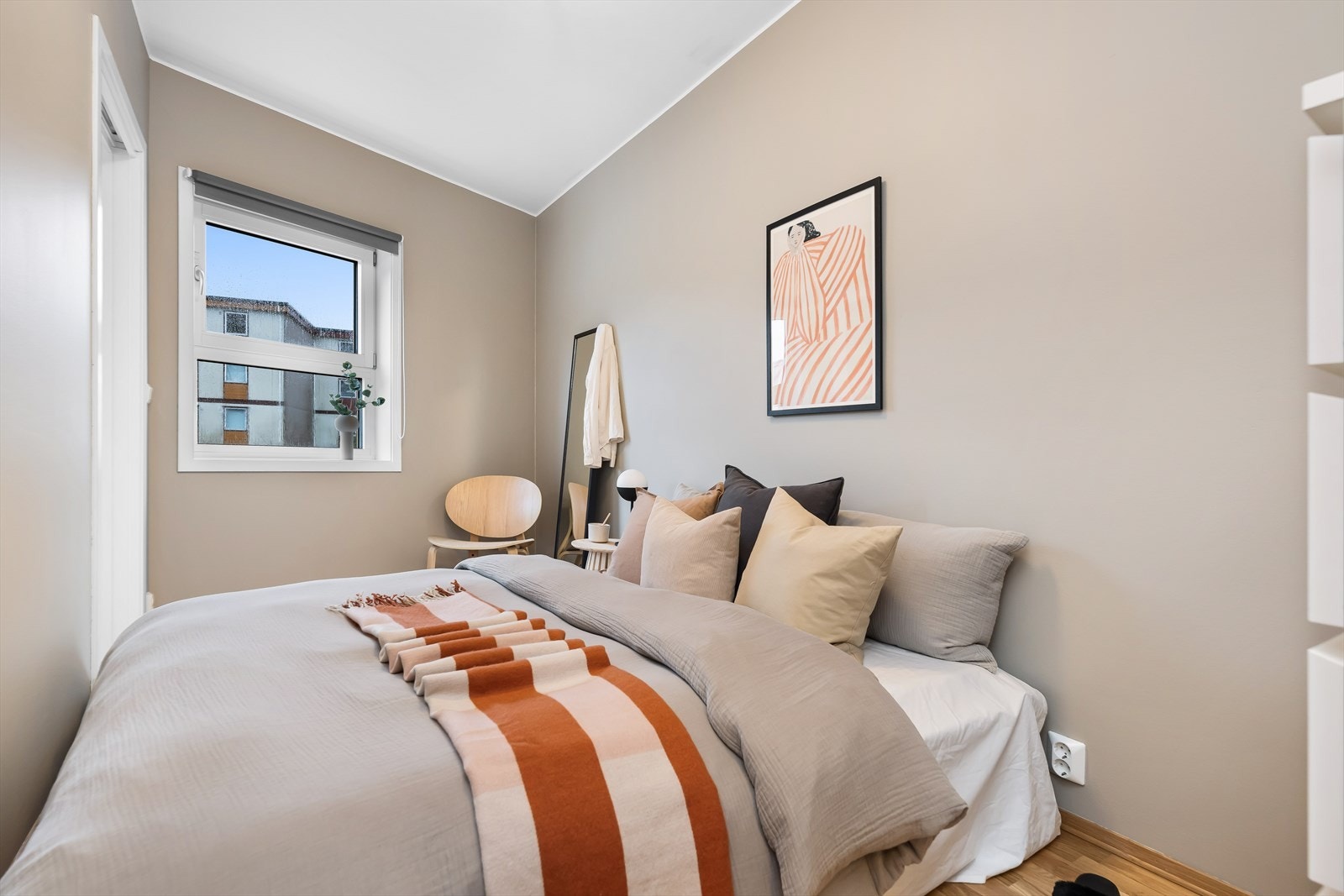 Soverommet er ca. 8,9 m² og har plass til dobbeltseng, nattbord, garderobeskap og annen ønsket innredning. Galleribilde