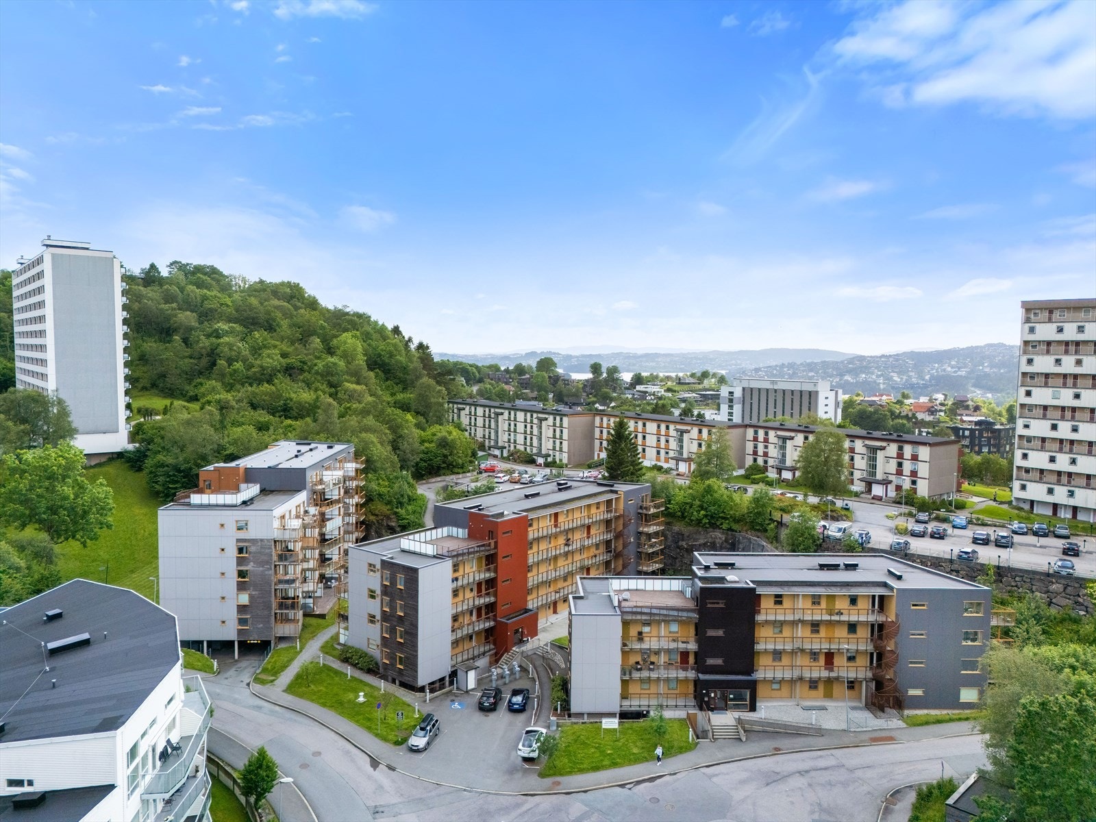 Området byr også på et rikt idrettstilbud med fasiliteter som Fysak Slettebakken, Trene Sammen Fantoft og Bergen Tennisarena. Det er også gode muligheter for aktiviteter som klatring, turn, skøyter og basketball. Galleribilde