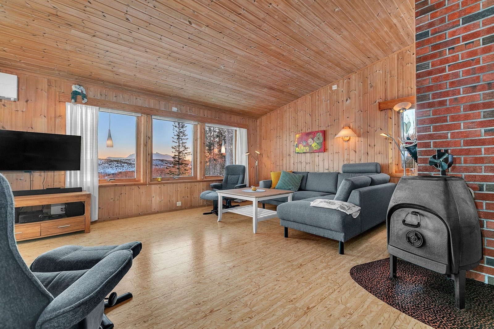 Stuen er romslig og har god takhøyde Galleribilde