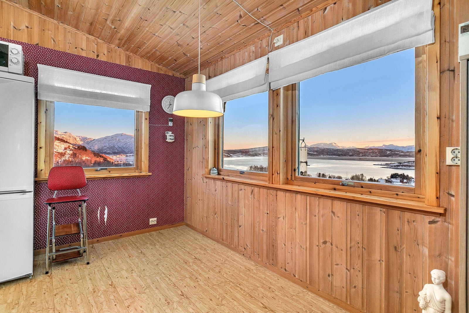 Plass til spisebord på kjøkkenet Galleribilde