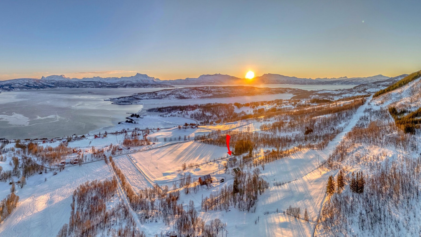 Eiendommen ligger fint til i Dragvika med kort vei til turterreng. Galleribilde
