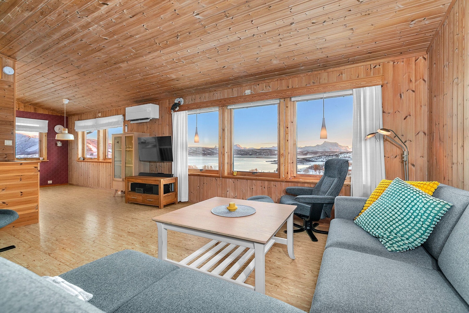 Romslig stue med fin utsikt, varmepumpe og vedovn. Galleribilde
