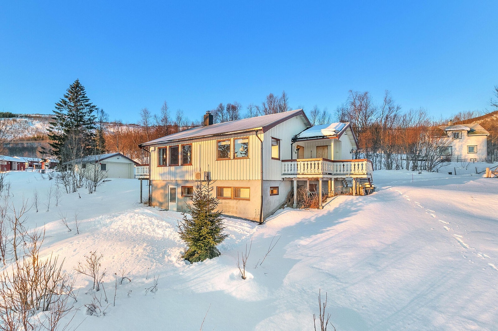 Velkommen til Dragvikveien 83! Fritidsbolig med strøm, vann, garasje og fin utsikt. Fotograf: Kalle Punsvik Galleribilde