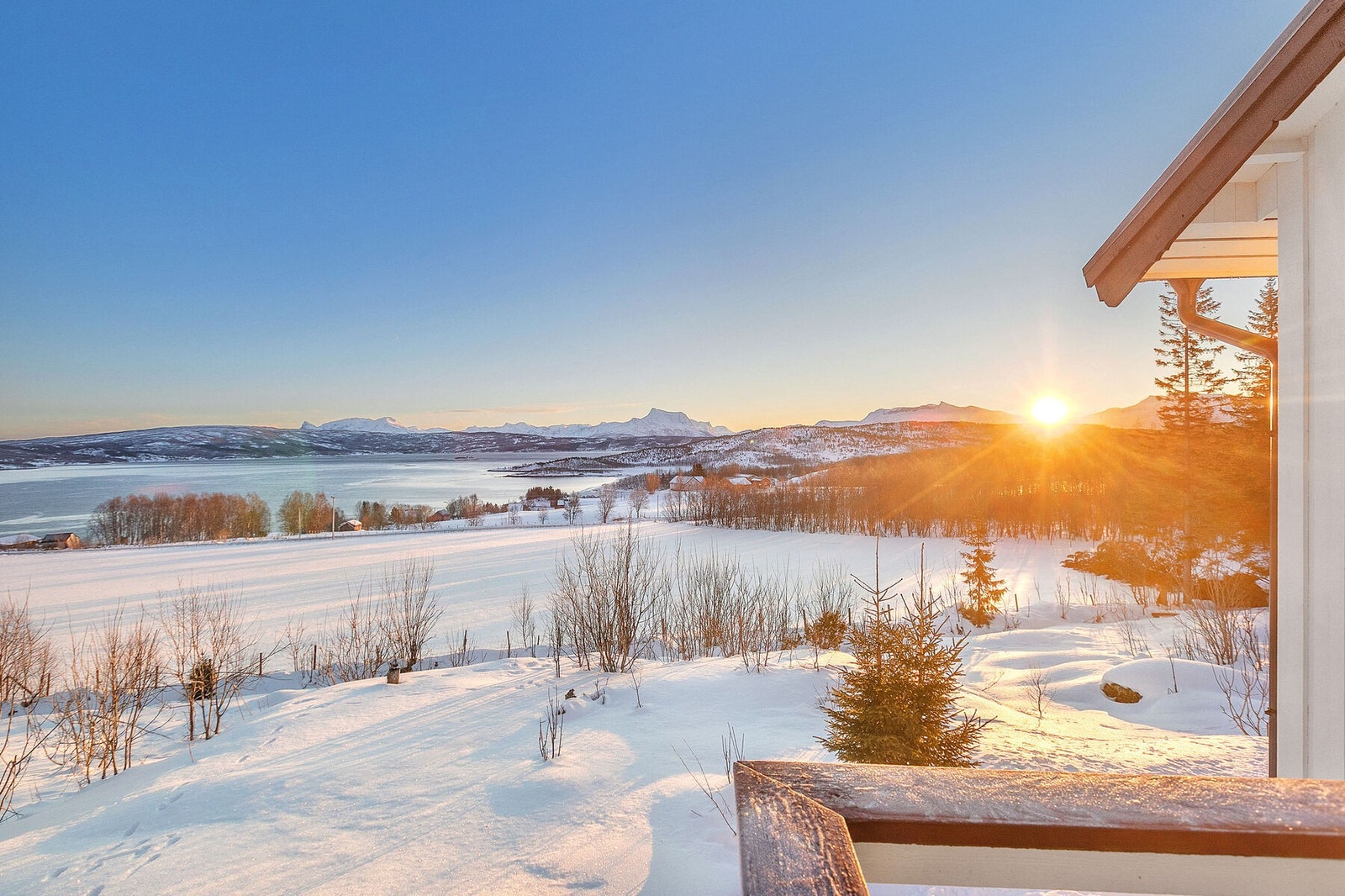 Flott utsikt mot fjord og fjell Galleribilde