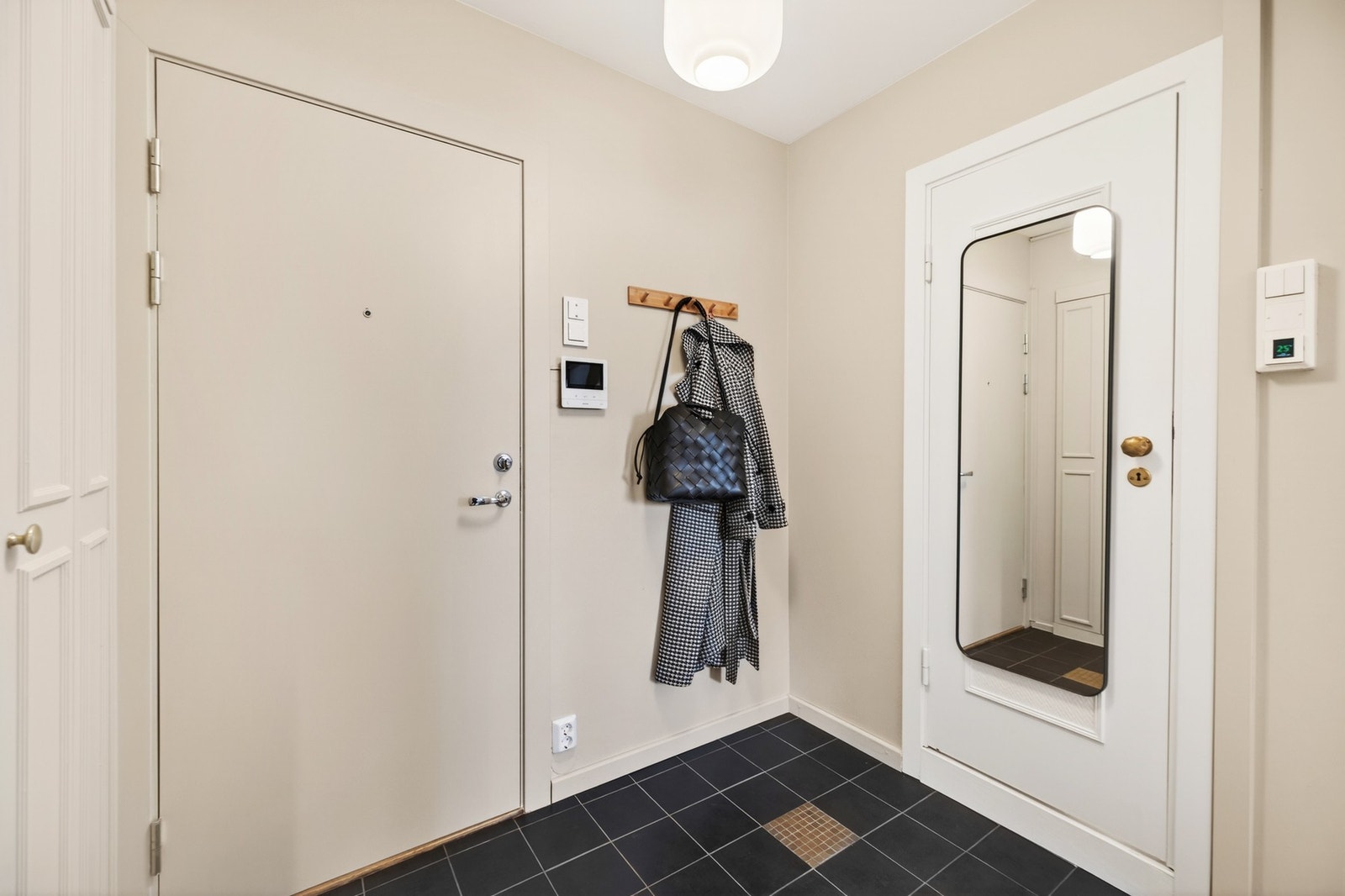 Leiligheten har en romslig entré, rommet ble malt i 2025/26 Galleribilde