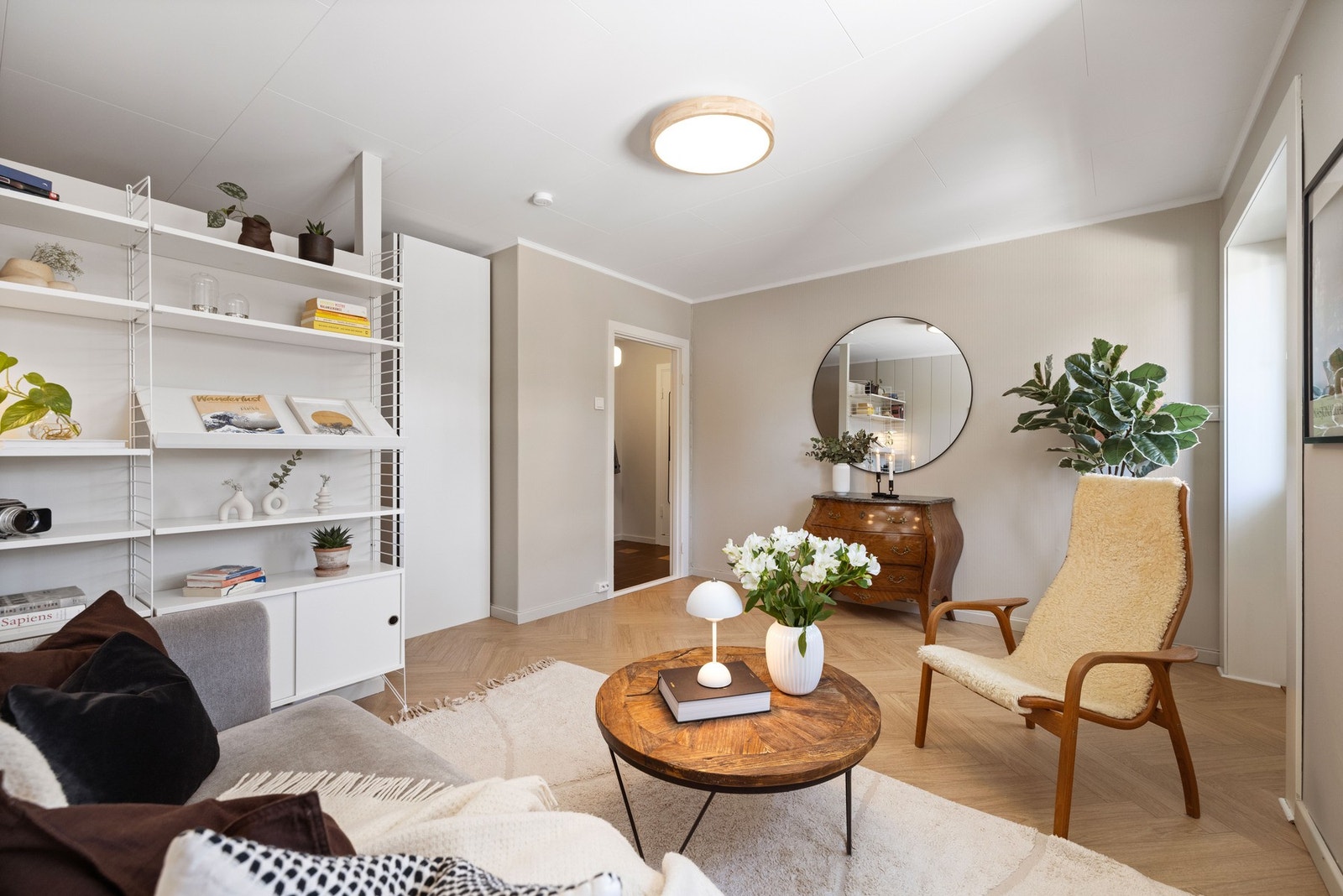 I 2020 ble stuen oppgradert med et lekkert laminatgulv i fiskebeinmønster Galleribilde