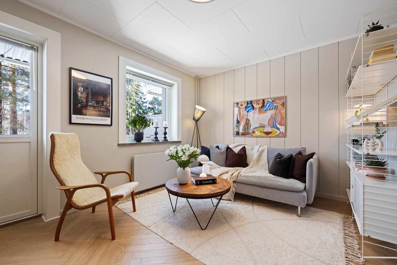 Stuen er et innbydende oppholdsrom, med fint lysinnslipp og en god, intim atmosfære Galleribilde