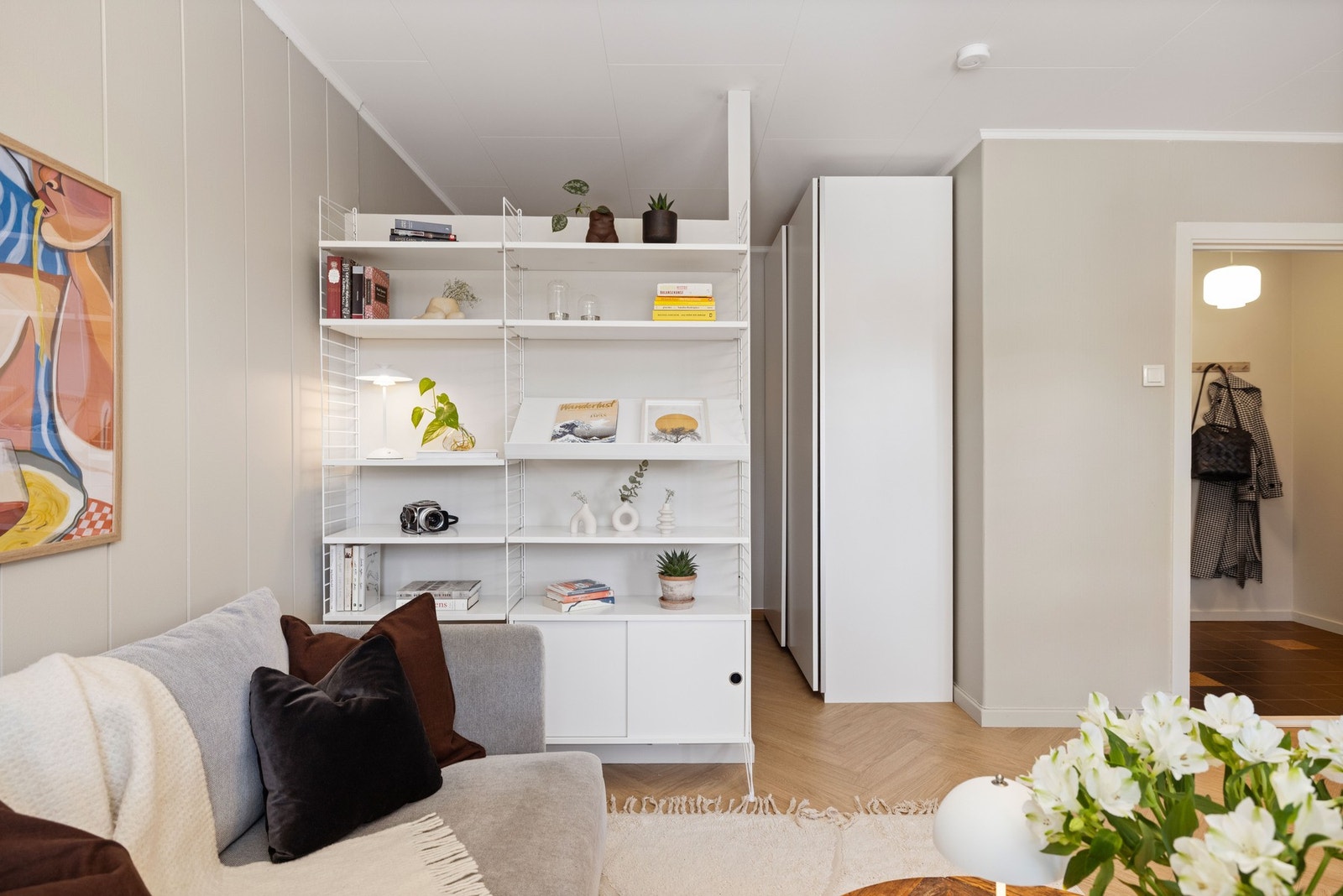 I alkoven er det god oppbevaring i en praktisk skyvedørsgarderobe fra 2022 Galleribilde