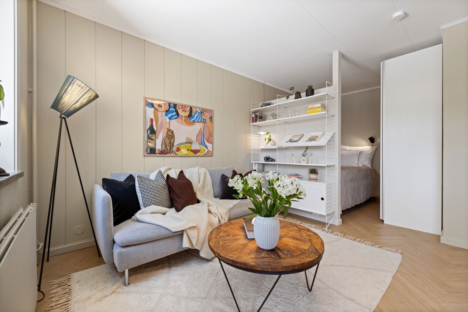Stuens utformingen gjør den enkel å møblere, og en skillevegg skjermer rommet fra en sovealkove Galleribilde