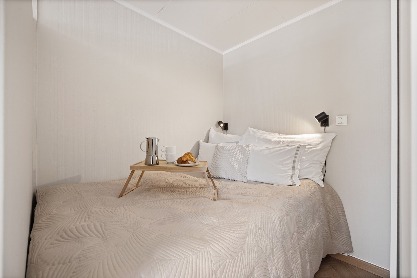 Alkoven har plass til dobbeltseng Galleribilde