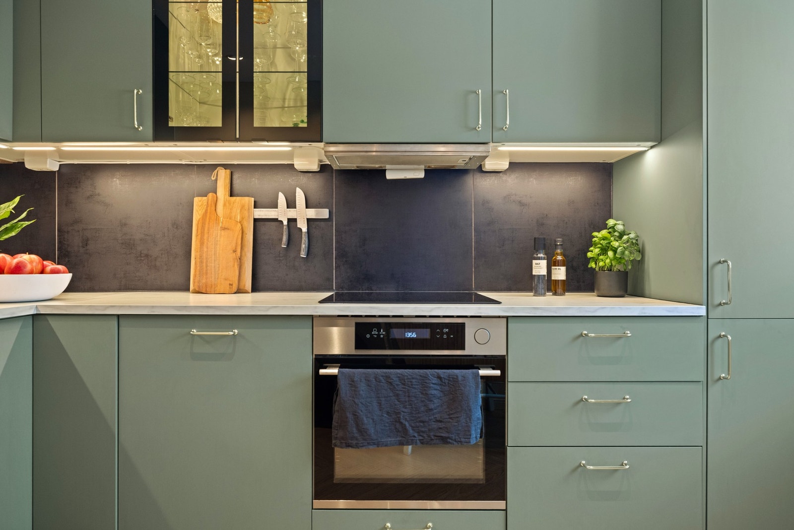 Alle hvitevarene er integrerte, bestående av stekeovn, induksjonstopp, oppvaskmaskin og et kombinert kjøle- og fryseskap Galleribilde