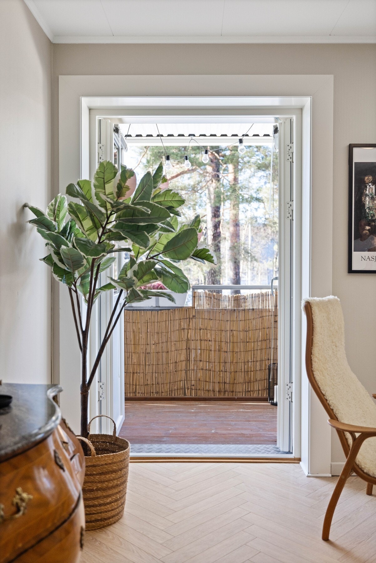 Fra stuen er det utgang til en vestvendt balkong på rundt 7 kvm Galleribilde