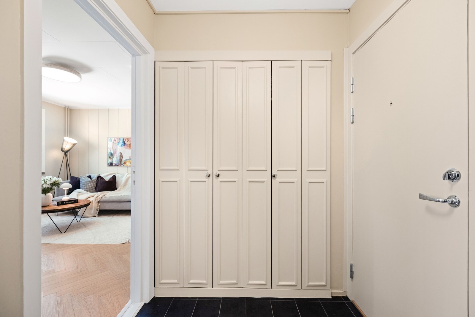 Yttertøyet ryddes enkelt bort i et stort, plassbygget skap med fronter som matcher veggene godt Galleribilde